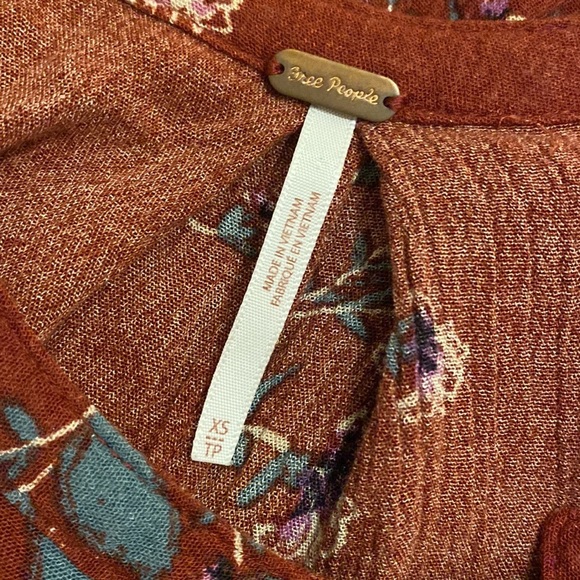 Free People Burgundy Floral Tunic Top with pocket. Size Xs - Picture 5 of 7